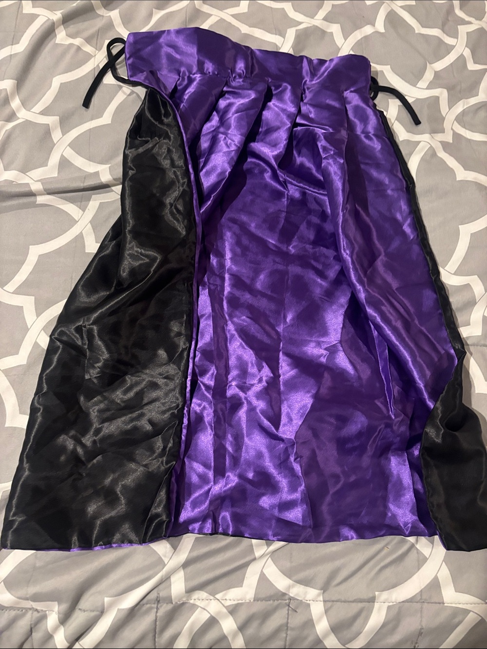 Party City Halloween Satin cape in Purple and Black